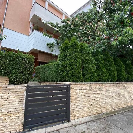 Rose-2025 Renovated Garden View Daire Poreč