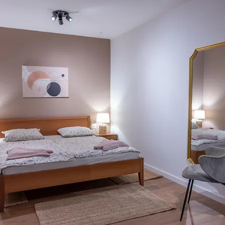 Rose-2025 Renovated Garden View Apartman