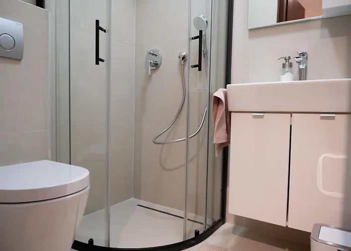 Rose-2025 Renovated Garden View Apartman